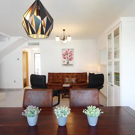 Global Properties, Bonito Adosado Con Jardin En La Playa De Almarda